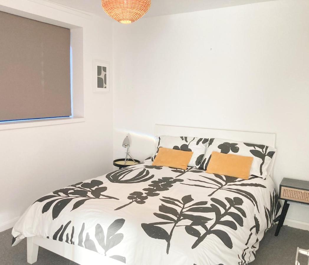 Contractor And Family Friendly Grade II Townhouse- 3 Bedrooms- Free Parking NWI Exteriér fotografie